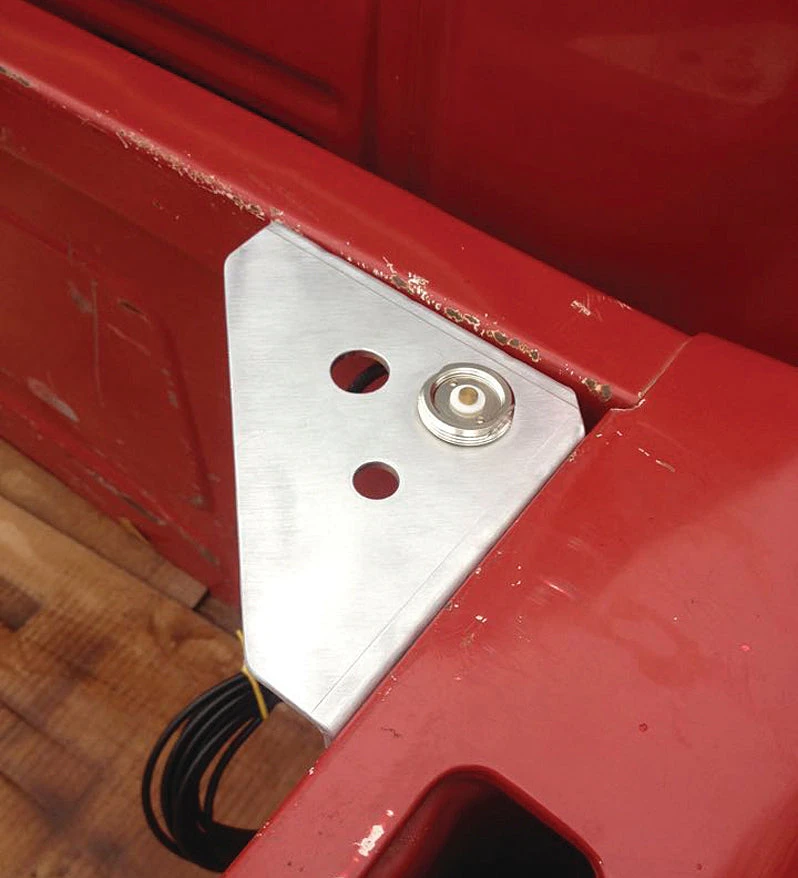 MFJ-349, TRUCK BED CORNER ANT. MOUNT,3/8-24,MNO,SO-239 HOLE